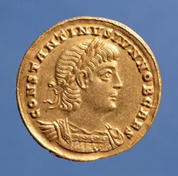 Solidus (Vorderseite) von Konstantin II. Caesar in Rüstung (Gold)